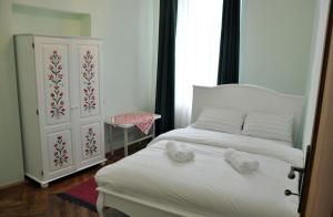 Black Gate - 2 Bedroom Apartment in the Heart of Old Town with Free Private Secured Parking