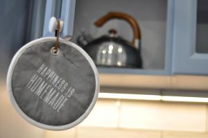 Black Gate - 2 Bedroom Apartment in the Heart of Old Town with Free Private Secured Parking