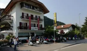Gasthaus Pension Flora an der Weinstrasse - 圣米凯莱亚拉迪杰