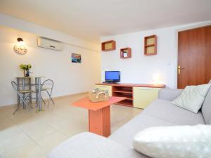 Apartment Lastavica-2 by Interhome 
