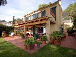 LETS HOLIDAYS Lovely garden house in mar menuda