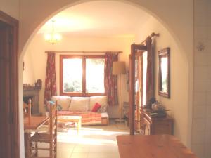 Beautiful detached air-conditioned villa close to sandy beach, shops and restaurants