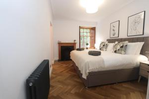 Charming two bedroom, two bathroom detached cottage