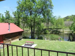 Queen Room with Two Queen Beds - River View (Non Smoking) room in River Place Inn & Cabins