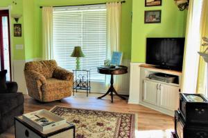Ruby’s Landing Cottage w Deck & White River Views
