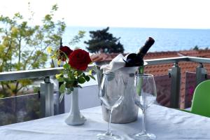 Deluxe Double Room with Balcony and Sea View room in Hotel Ramosaco
