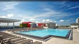 COSTA HOLLYWOOD Steps to Beach