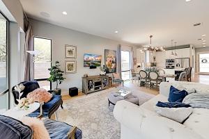 Three-Bedroom Townhouse room in Luxe Barton Hills Gem - Loft & Backyard Oasis townhouse