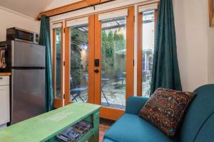 Secluded Patio Cottage Right ByThe Action