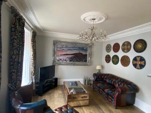 Clan Young Suite Apartment-LUXURY CENTRAL GETAWAY!!