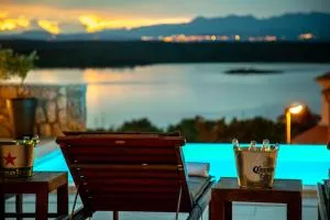 Luxury Villa Allen with Pool - 索利纳