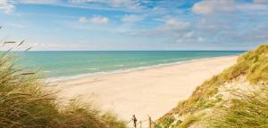 Spacious Beach House sea & dunes with free parking