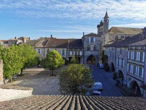 Appartements Maison de charme spacieuse, terrasse et vue sur la place : Appartement 3 Chambres