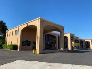 Days Inn by Wyndham Newnan - بيتشتري سيتي