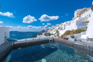 Exclusive Plan Suites Santorini Greece