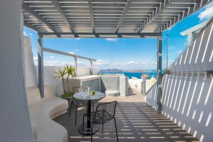 Exclusive Plan Suites Santorini Greece