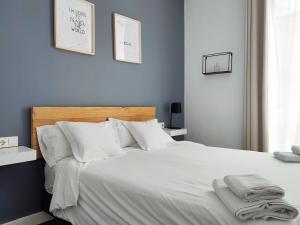 Two-Bedroom Apartment room in Flats Friends Torres Quart