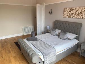 WEST END - Stunning, spacious, 3 bedroom, main door flat with private parking