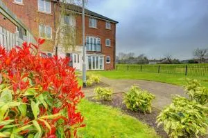 2-BR Apartment, En-suite, Allocated Parking, next to Playground - Tollbar End