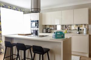 Beautiful 2 Bed2 Bath Flat in South Kensington - image 2