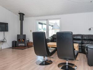 Four-Bedroom Holiday home in Hals 5