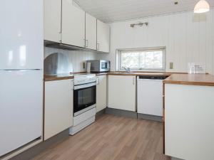 Four-Bedroom Holiday home in Hals 5