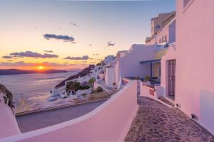 Exclusive Plan Suites Santorini Greece