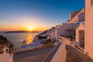 Exclusive Plan Suites Santorini Greece