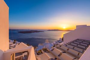 Exclusive Plan Suites Santorini Greece