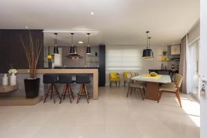 Varandas do Atlântico 02-A – Apartamento de Alto Padrão em Condomínio Pé na Areia em Bombas.