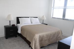 Two-Bedroom Apartment room in New River Lux 30 Day Stay