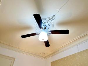 Modern Chiado 6 - Standard Double room with No window and shared bathroom