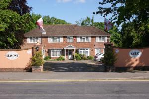 All Seasons Gatwick Guest House & Parking