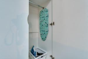 Chic and Bright Apartment Near the Water