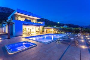 Luxurius Villa Aria with heated 45sqm pool, jacuzzi and seaview