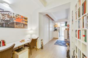 GuestHost - Oltrarno Bright Apartment con Patio Privato