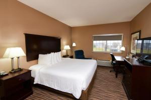 King Room  - Disability Access with Bath Tub room in Cobblestone Inn & Suites - Denison | Majestic Hills