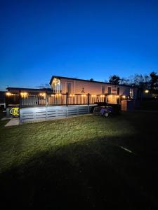 Eagles View - 2 bed hot tub lodge with free golf, NO BUGGY