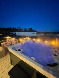 Eagles View - 2 bed hot tub lodge with free golf, NO BUGGY