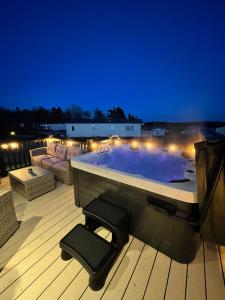 Eagles View - 2 bed hot tub lodge with free golf, NO BUGGY