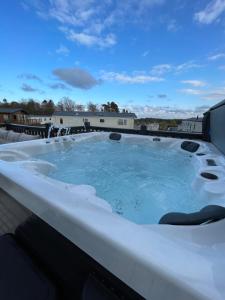 Eagles View - 2 bed hot tub lodge with free golf, NO BUGGY