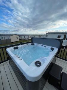 Eagles View - 2 bed hot tub lodge with free golf, NO BUGGY