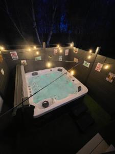Tigers Wood - 2 bed hot tub lodge with free golf, NO BUGGY