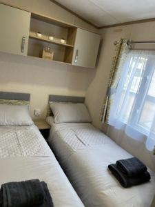 Tigers Wood - 2 bed hot tub lodge with free golf, NO BUGGY