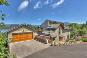 Four-Bedroom Holiday Home room in Hutson's Bridgeview House with HotTub & Huge Walk in Shower - 30 day min home