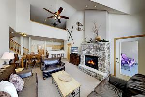 Three-Bedroom Apartment room in All-Suite Resort - Pool & Hot Tub - Walk to Lifts condo