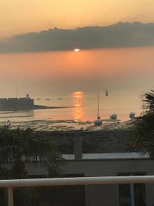 GÎte indépendant dans une villa -Vue et accès direct mer - avec 3 chambres et 3 grandes terrasses