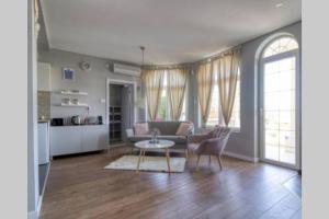 Luxury Riverside Villa with Private Pool, Sauna and BBQ, 12 Guests