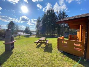 Domki nad jeziorem w Burdągu