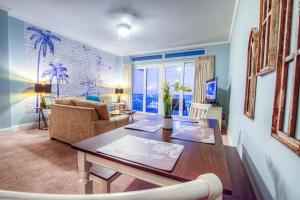 Large 3 Bd Penthouse 2034 In Laketown, Great Views and Amenities!